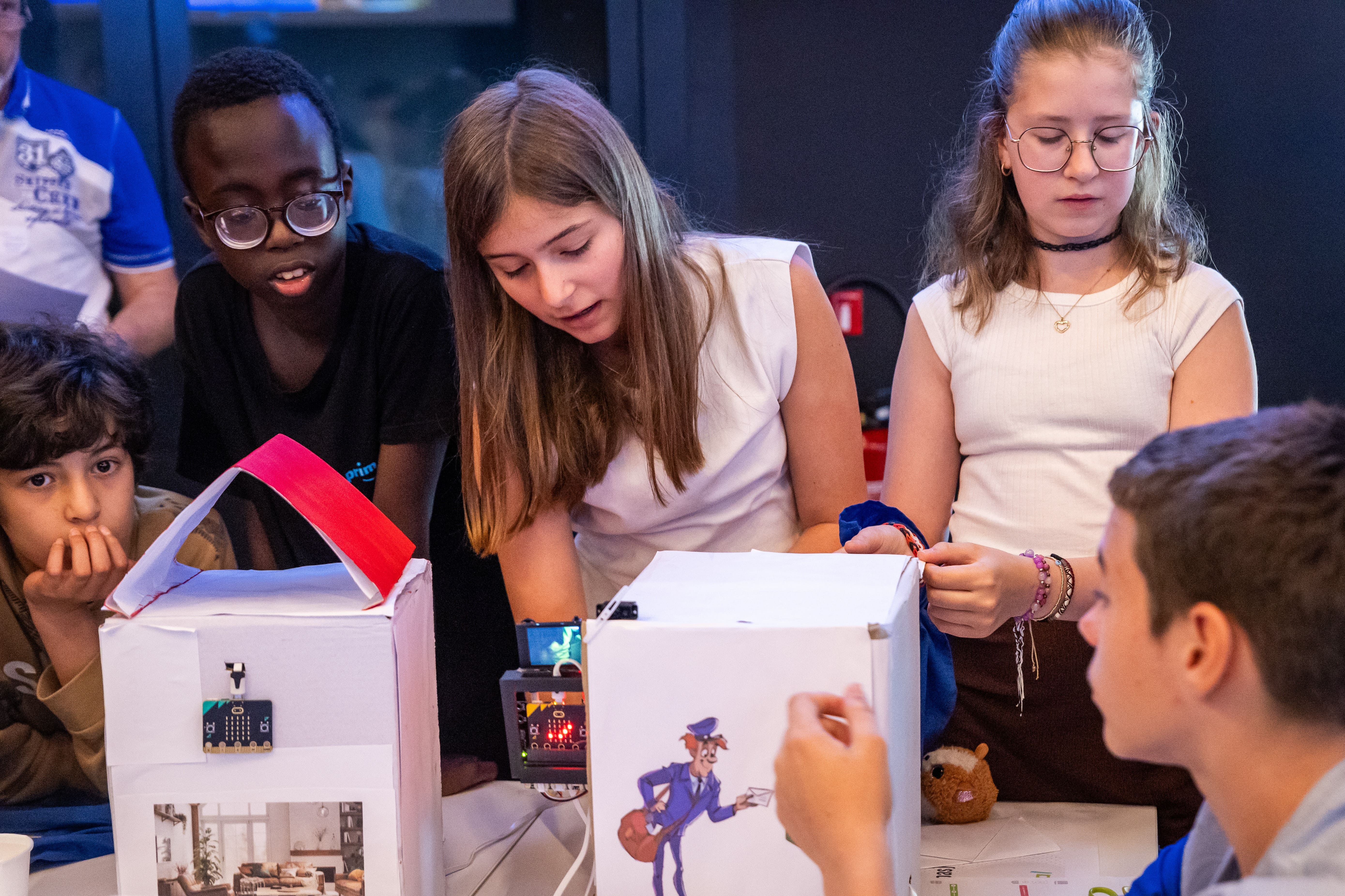 Des élèves travaillent ensemble autour d'un projet de boîte aux lettres connectée